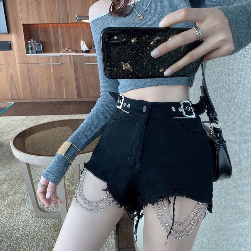Quần shorts dây xích lưng cao