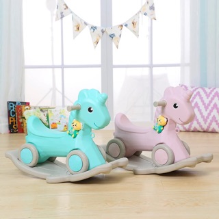 Ngựa bập bênh có nhạc và bánh xe.