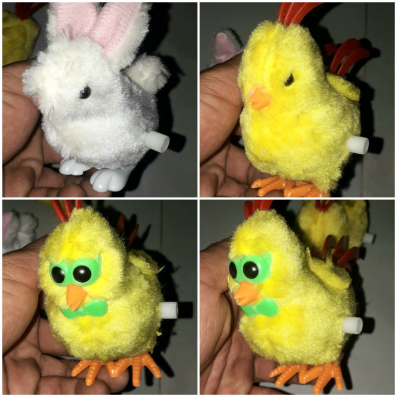 Một chú gà có đuôi hoặc Thỏ nhồi bông lên dây cót bằng nhựa