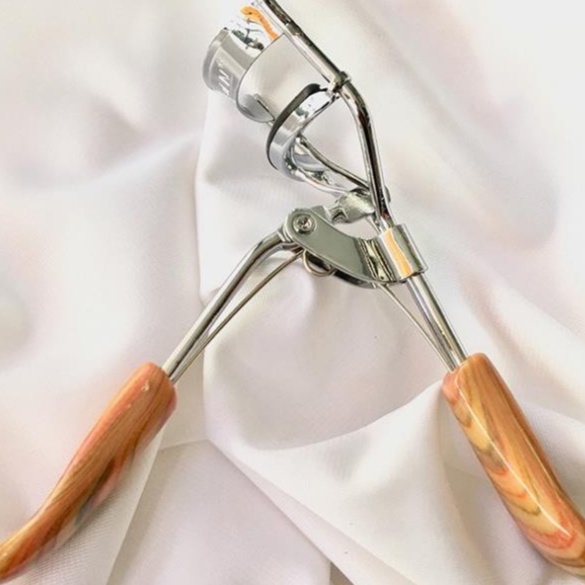 Bấm Mi Cong Cán Gỗ Davicy The Eyelash Curler No.381