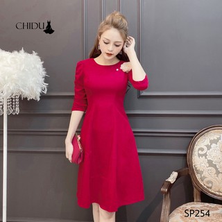 CHIDU váy cổ tròn tay chéo kèm hoa SP254