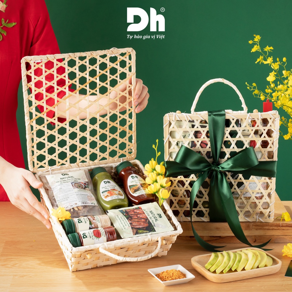 Hộp quà gia vị đặc sản Dh Foods gồm 16 gia vị truyền thống cho căn bếp Việt, thích hợp làm quà biếu, quà Tết - LTGQ01