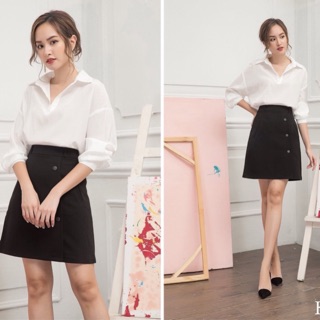 Chân váy chữ A phối một hàng cúc bên sườn