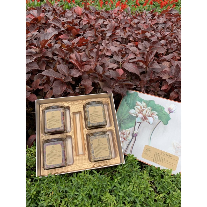 Sét quà ‘Tứ Vị Thanh trà’ , bao gồm 4 vị trà ( trà cúc, trà hoa hồng, táo đỏ kì tử, tràolong nhài)