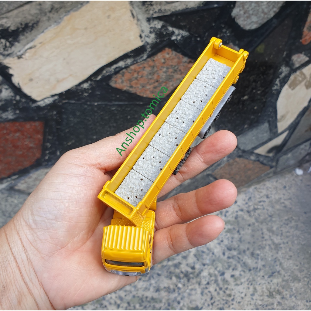 Mô hình xe ben màu vàng tomica Nhật Bản - Long car No147  UD Trucks Quon Trailer Dump