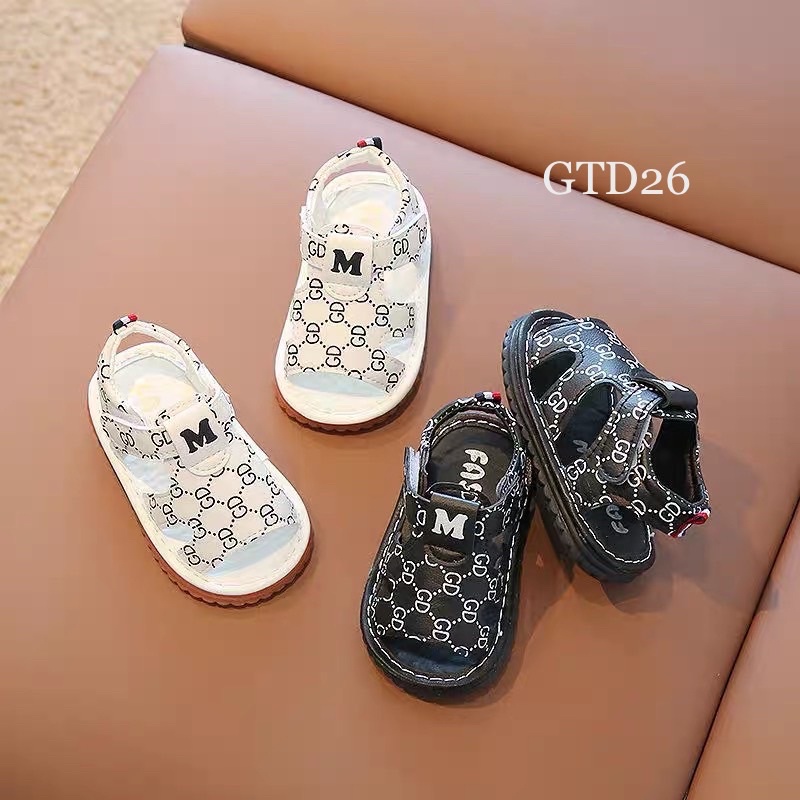Giày tập đi chữ M