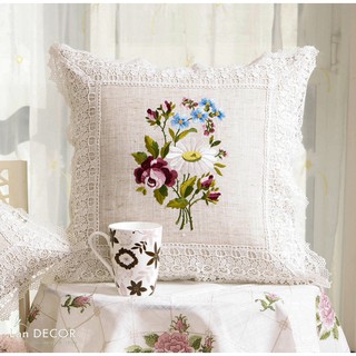 Vỏ gối tựa ren thêu hoa Landecor sang trọng - VGR004