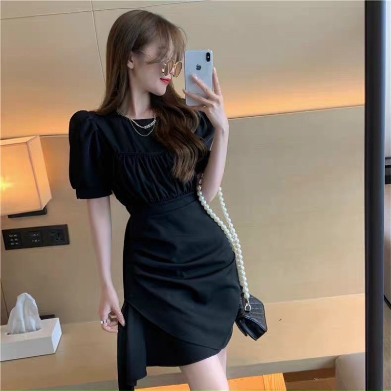 Đầm đen tay phồng vạt chéo