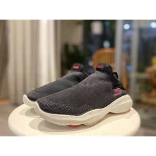 Thanh lý Giày Skechers giá 500K màu đen size 36
