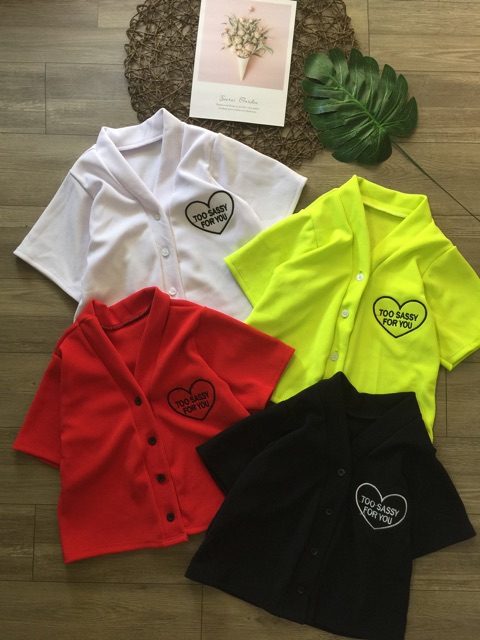 Áo Croptop Nút Gài Thêu Chữ Ảnh Thật 100%