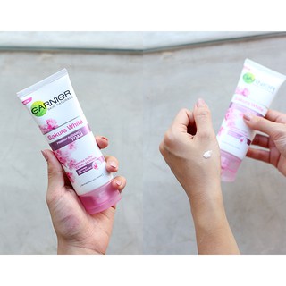 Sữa rửa mặt dưỡng trắng da Garnier Light Complete Foam Sakura White