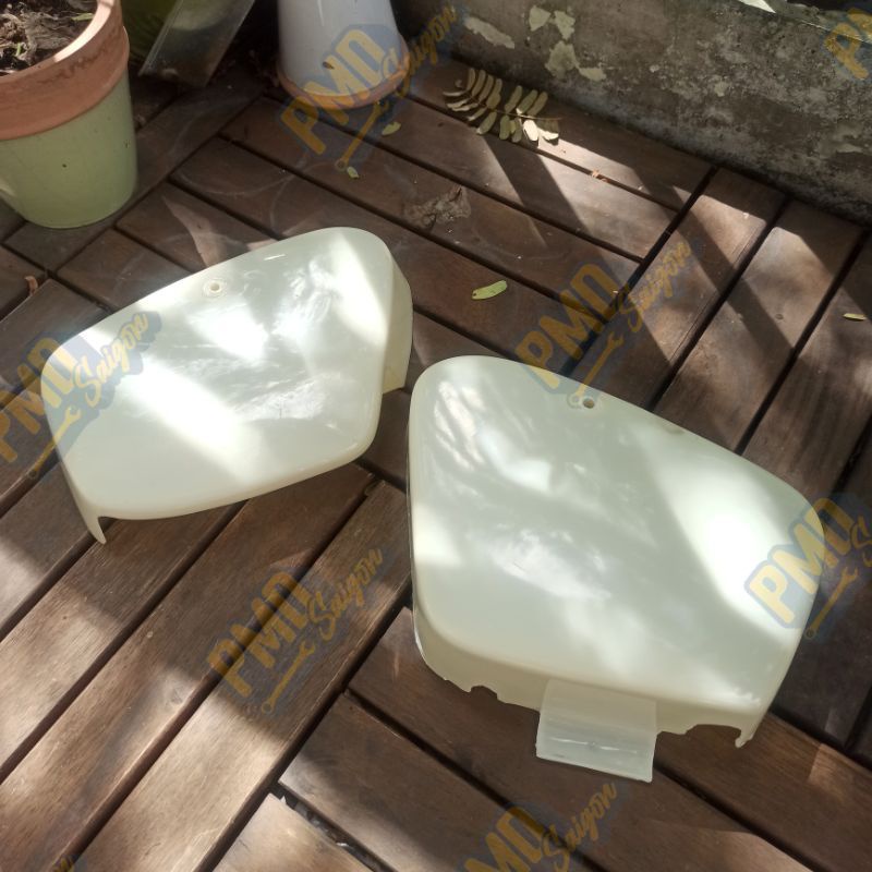 Cốp nhựa 79 không lỗ khóa, không sơn kèm dây viền cốp với cặp ốc cốp.