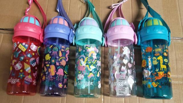 Smiggle Bình Nước Hút Chân Không