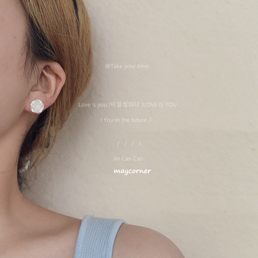 Khuyên tai bất đối xứng hoa đồng xu chốt mạ bạc 925 cao cấp B746