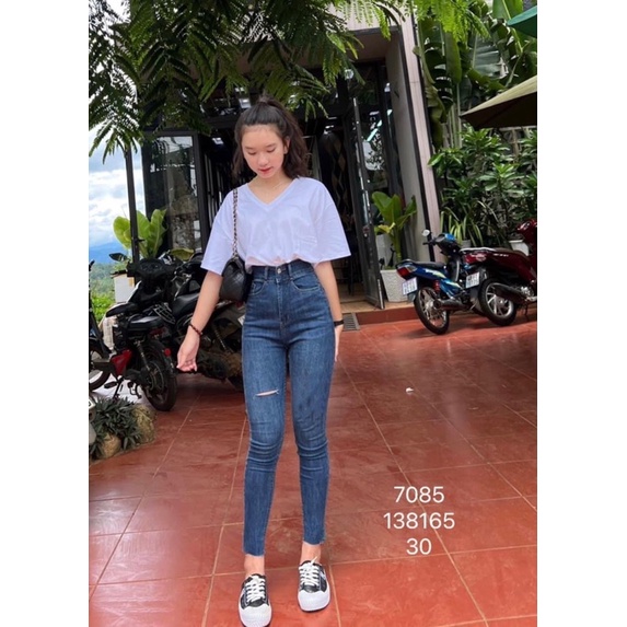 Set Jeans dài co giãn rách 1line + Tshirt cổ tim