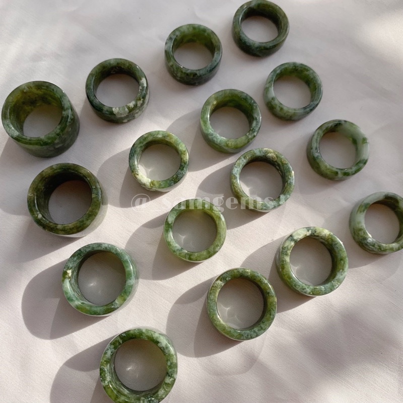 Nhẫn phong thuỷ may mắn màu xanh sữa Serpentine Sam Gems