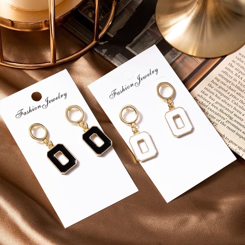 bông tai viền trắng và đen cá tính , khuyên tai phong cách hàn quốc