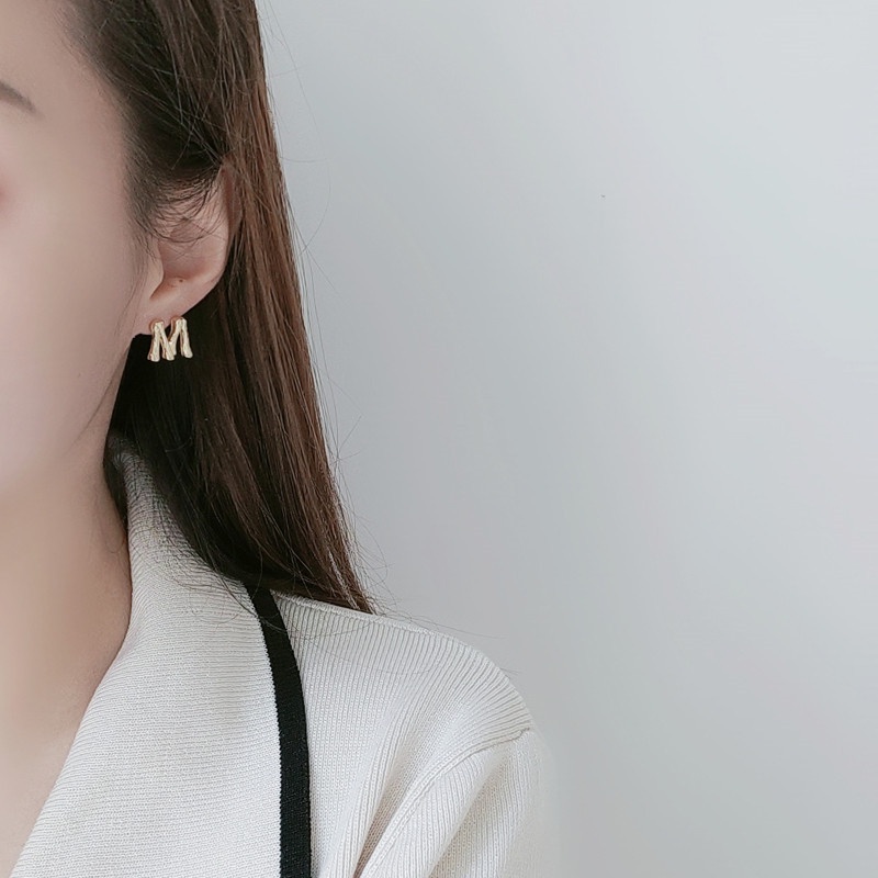 Hoa tai chữ cái hợp kim phong cách Âu Mỹ