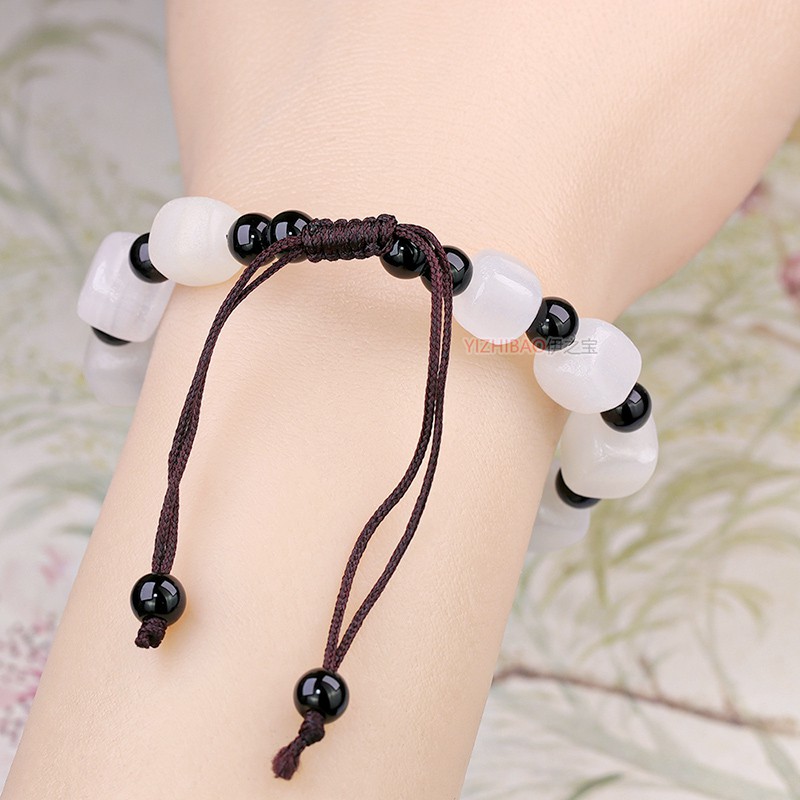 Vòng tay đá ngọc bích tự nhiên màu trắng xinh xắn | BigBuy360 - bigbuy360.vn