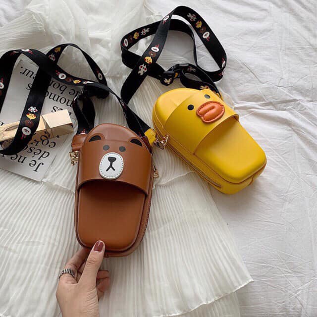Túi đeo chéo hình chiếc dép gấu Brown thỏ Cony