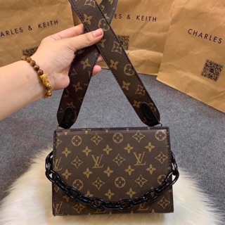 Túi vuông LV phối xích dây bản to