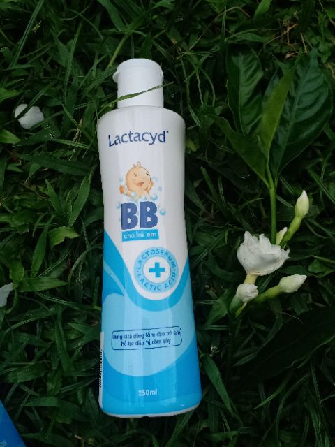 Sữa tắm Lactacyd trị rôm xảy cho bé