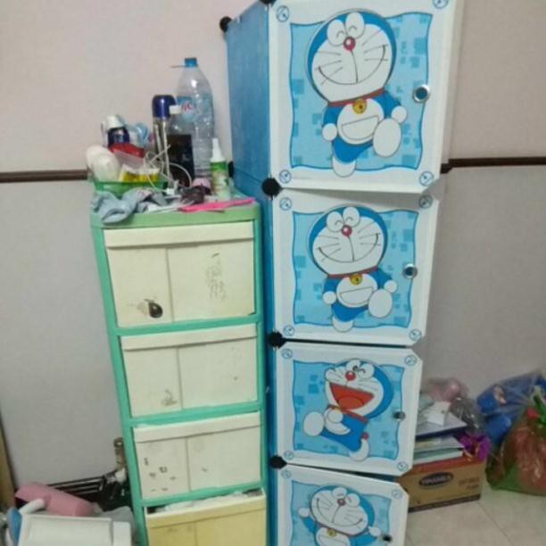 TỦ NHỰA LẮP GHÉP 4 Ô ĐỰNG QUẦN ÁO- ĐỒ DÙNG ĐA NĂNG HỌA TIẾT CỬA DOREMON THÂN TỦ XANH