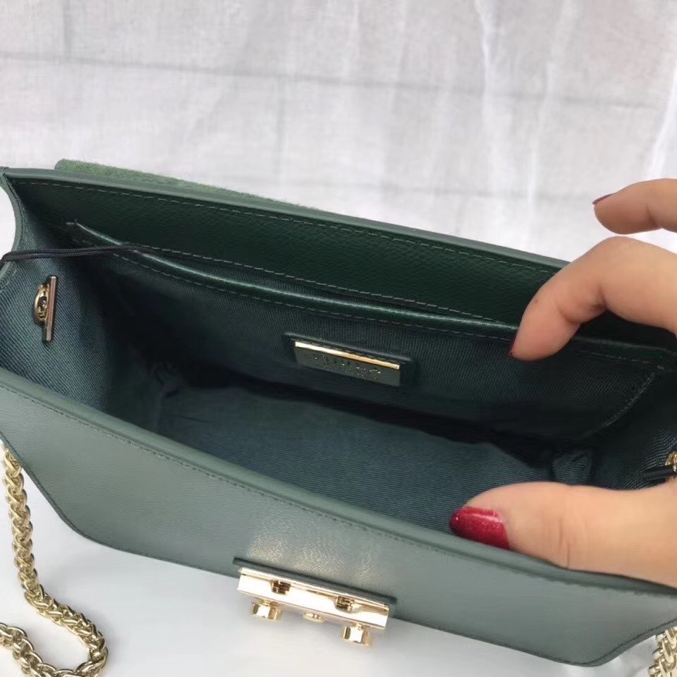 Túi Nữ FURLA METROPOLIS HÀNG VIỆT NAM XUẤT chi tiết chuẩn, từ đường keo mũi chỉ đến logo khắc đều sắc nét