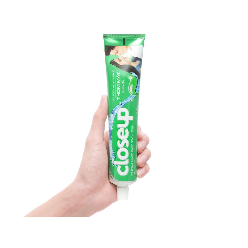 Bộ Bàn Chải Đánh Răng Và Kem Đánh Răng Closeup Bạc Hà The Mát 230 g