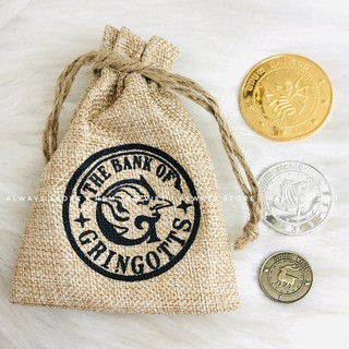 Túi tiền phù thủy gồm: 1 đồng vàng Galleon, 1 đồng bạc Sickle, 1 đồng Knut kèm túi vải bố in logo - ALWAYS STORE