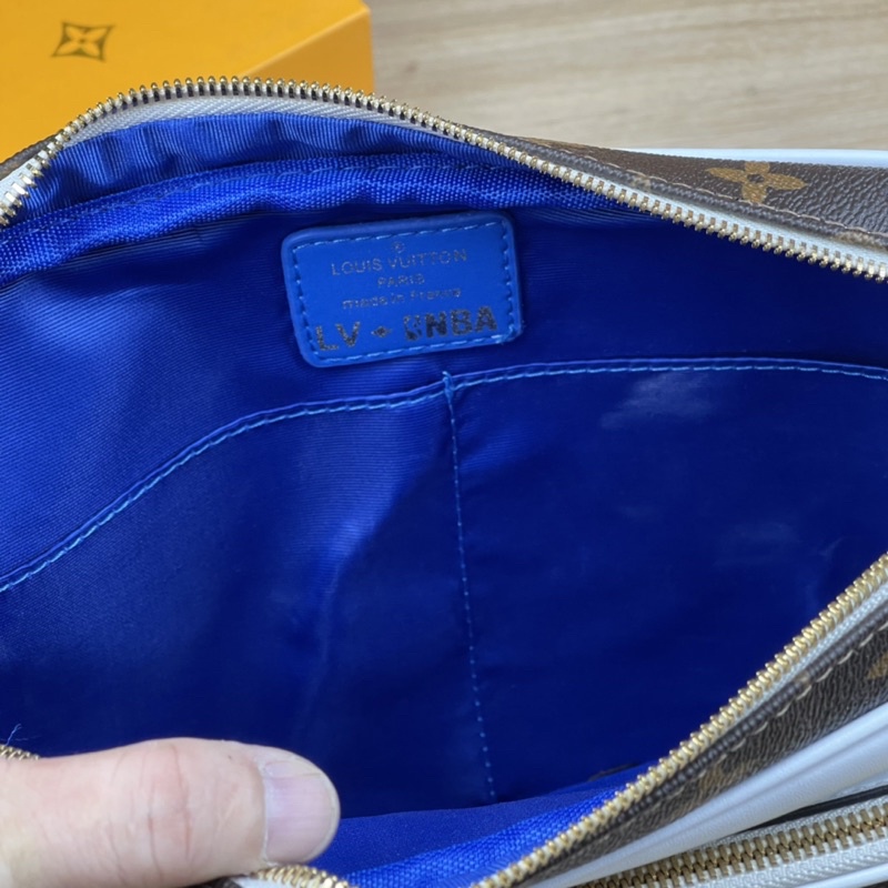 Túi đeo chéo nam lv NBA  M45584 kiểu túi 2 tầng màu nâu cá tính size 26x20x9cm