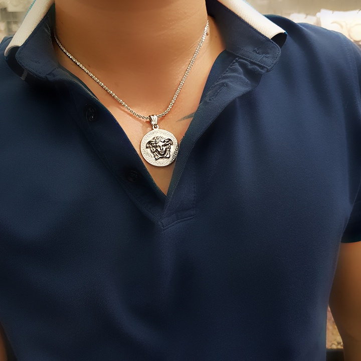 Dây chuyền mặt dây versa.ce titan size 2.8cm.
