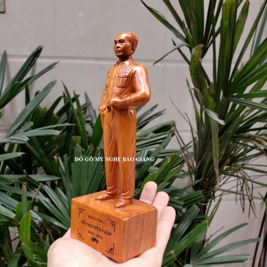 Tượng bác Võ Nguyên Giáp gỗ hương cao 20 cm