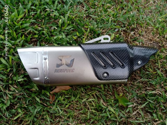 Akrapovic R1 titan tem khắc laser