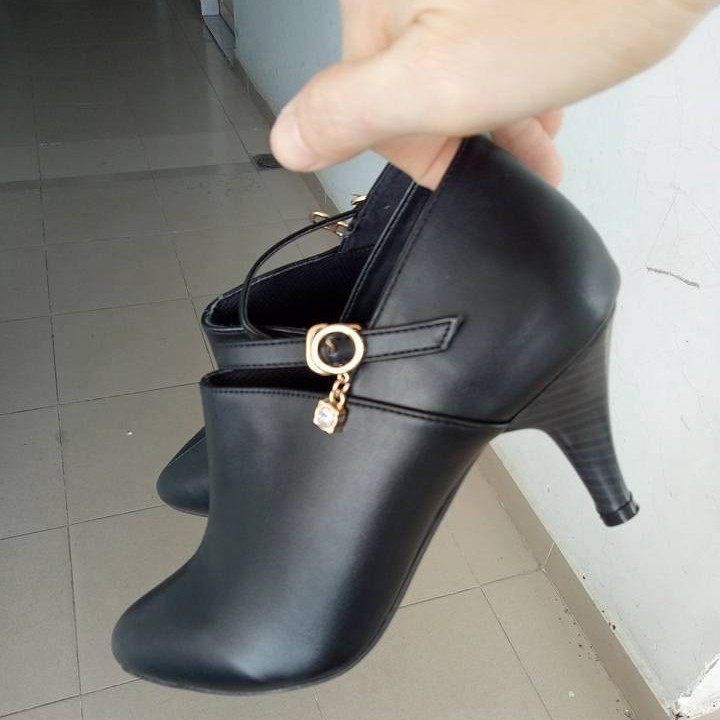 Giày boots nữ cổ thấp 5p hàng hiệu rosata đẹp màu đen thời trang ro141