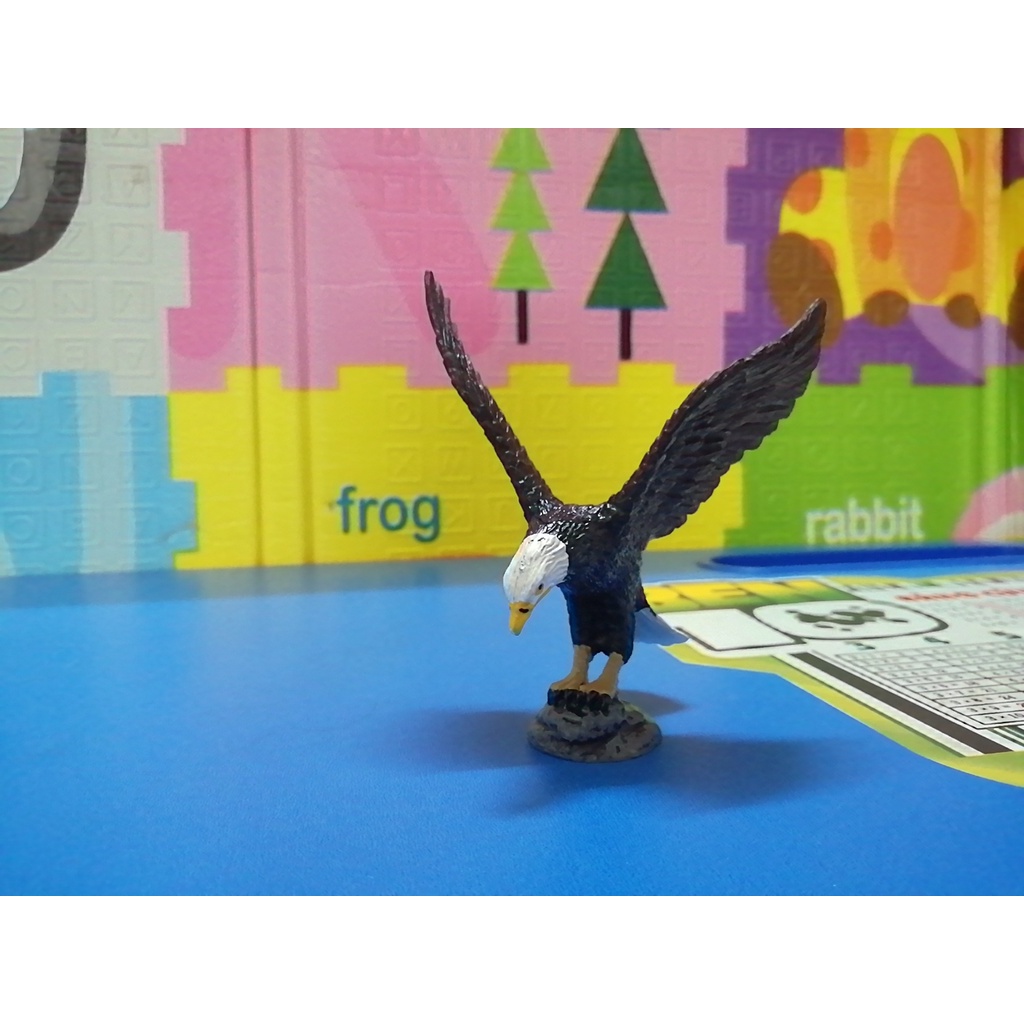 Mô hình chim đại bàng trưng bày kệ tủ bàn học bể cá