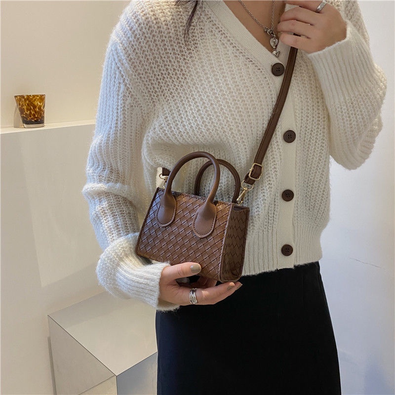 Túi đeo chéo phong cách retro thời trang