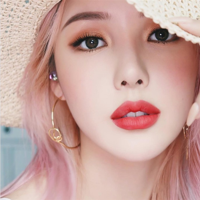 HÌNH CÔ GÁI  DÁN SALON TÓC, TIỆM NAILS & PHUN XĂM THẨM MỸ_DECAL DÁN TƯỜNG NÀNG THƠ