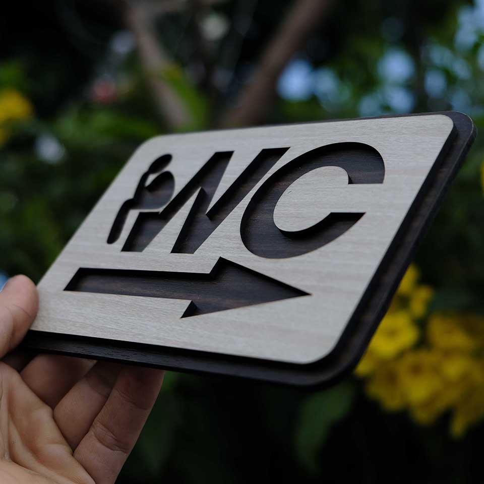 Bảng WC Gỗ mũi tên chỉ hướng nhà vệ sinh LEVUTL03