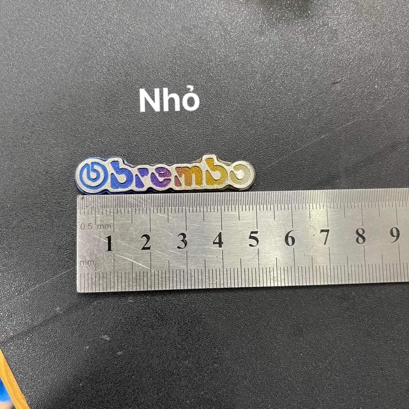 Logo titan chữ Brembo lớn nhỏ trang trí nhiều vị trí trên xe