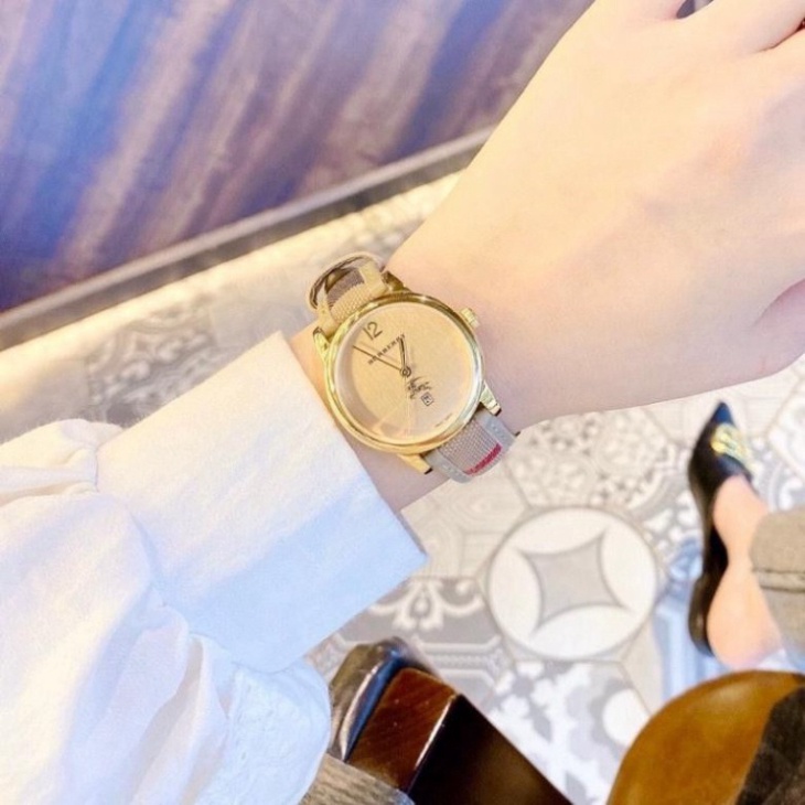 Đồng hồ nữ Burberry dây da cao cáp, kẻ caro tính tế, thẻ bảo hành 12 tháng - dong