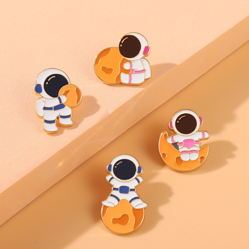 Ghim cài áo QIHE JEWELRY họa tiết phi hành gia và mặt trăng bằng kim loại đáng yêu