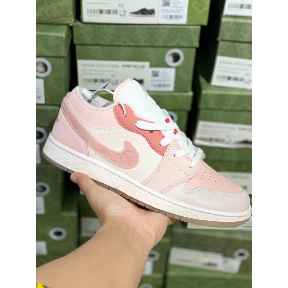 Giày Thể Thao Nữ Jordan 1 Low Mighty Swooshes Hồng Logo Lông Fullbox Nữ Tính, Giày Sneaker Nữ JD1