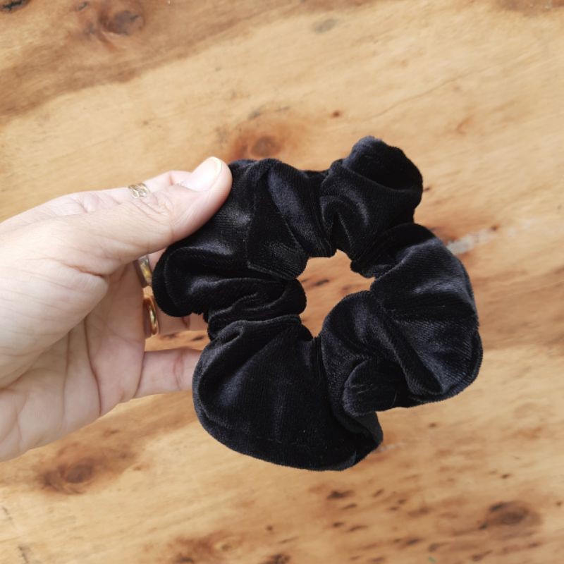 Dây cột tóc Scrunchies vải nhung màu đen mã 025 (cở 9-12cm)