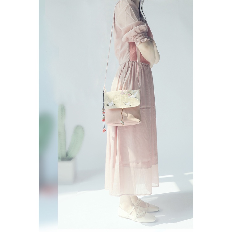 Túi đeo chéo thêu cổ phong