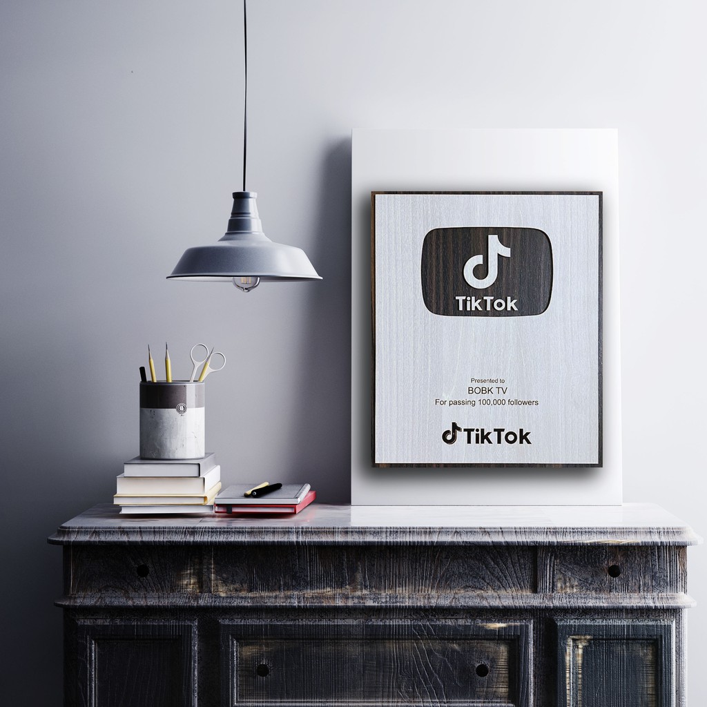 Nút bạc TikTok làm bằng gỗ , in khắc tên theo yêu cầu , dành cho những ai đạt 100.000 subs