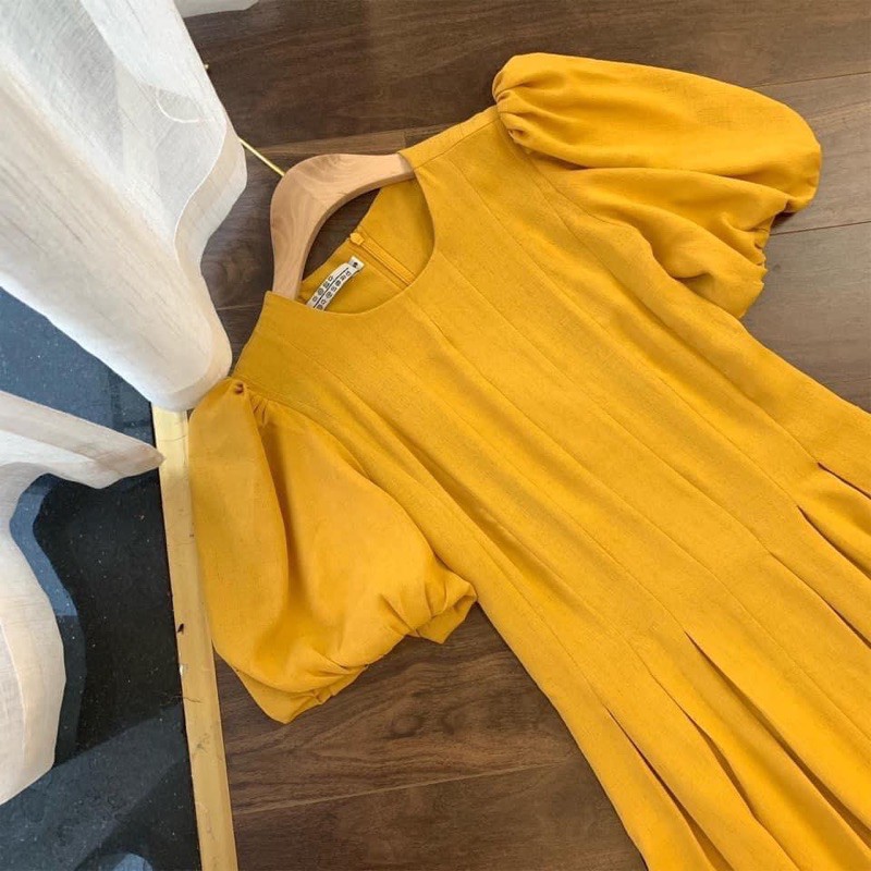 Đầm vàng cổ tròn xếp li