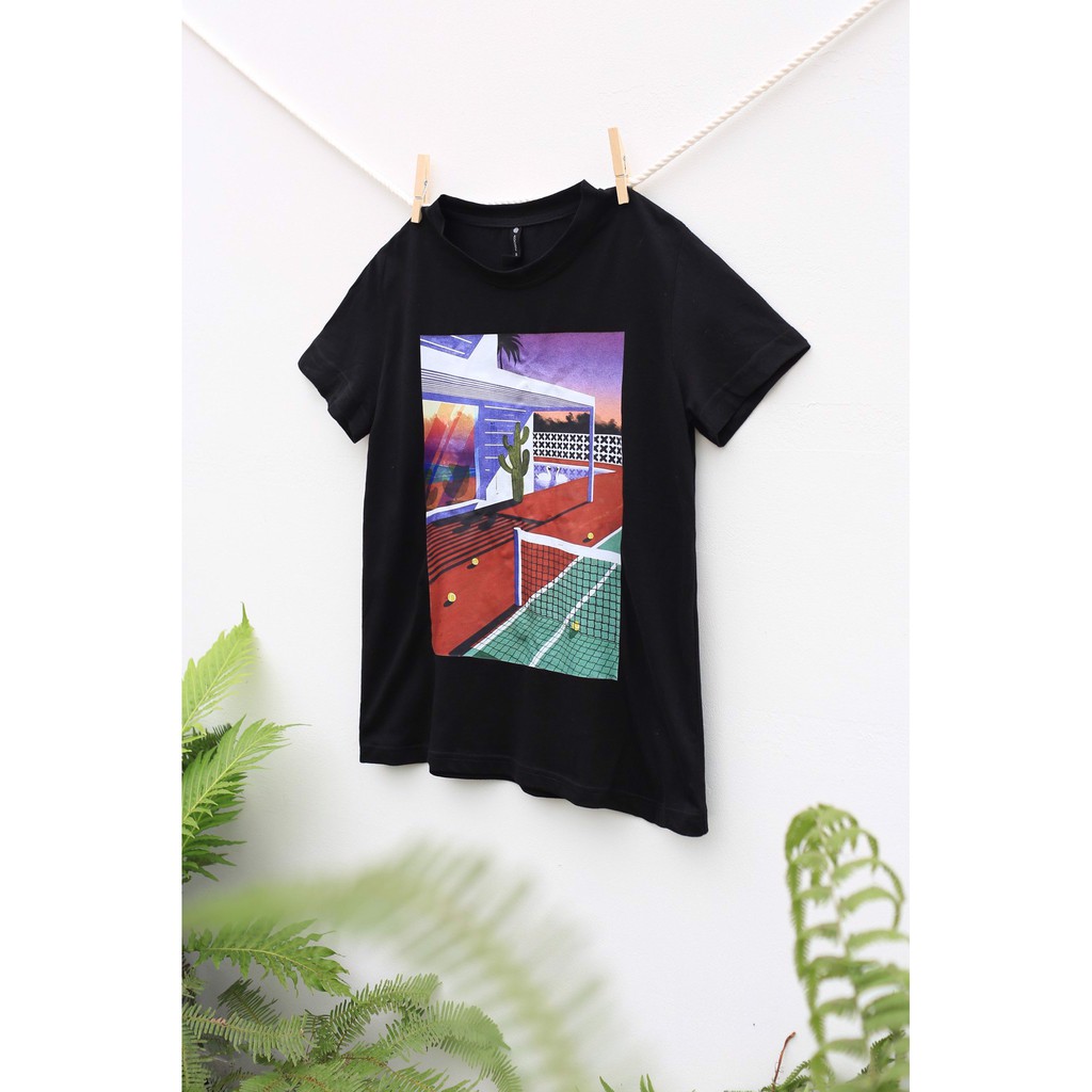 Áo phông in hình sân tenis màu đen 1TS2006 ADORE DRESS