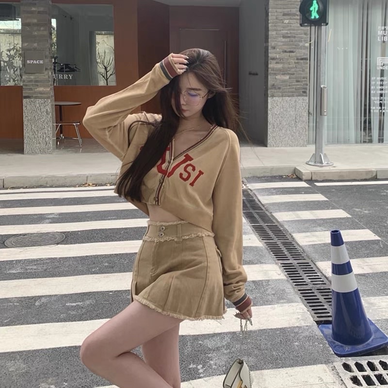 Set Áo Cardigan Cổ V In Chữ Xẻ Viền Và Chân Váy Lưng Thun Be Viền Xoắn