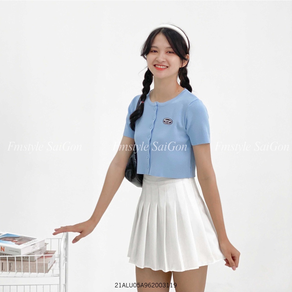 Áo len nữ tay ngắn gài nút mác thêu, áo croptop cộc tay kiểu dáng ulzzang Hàn Quốc Fmstyle Saigon 21ALU05A962003 | BigBuy360 - bigbuy360.vn